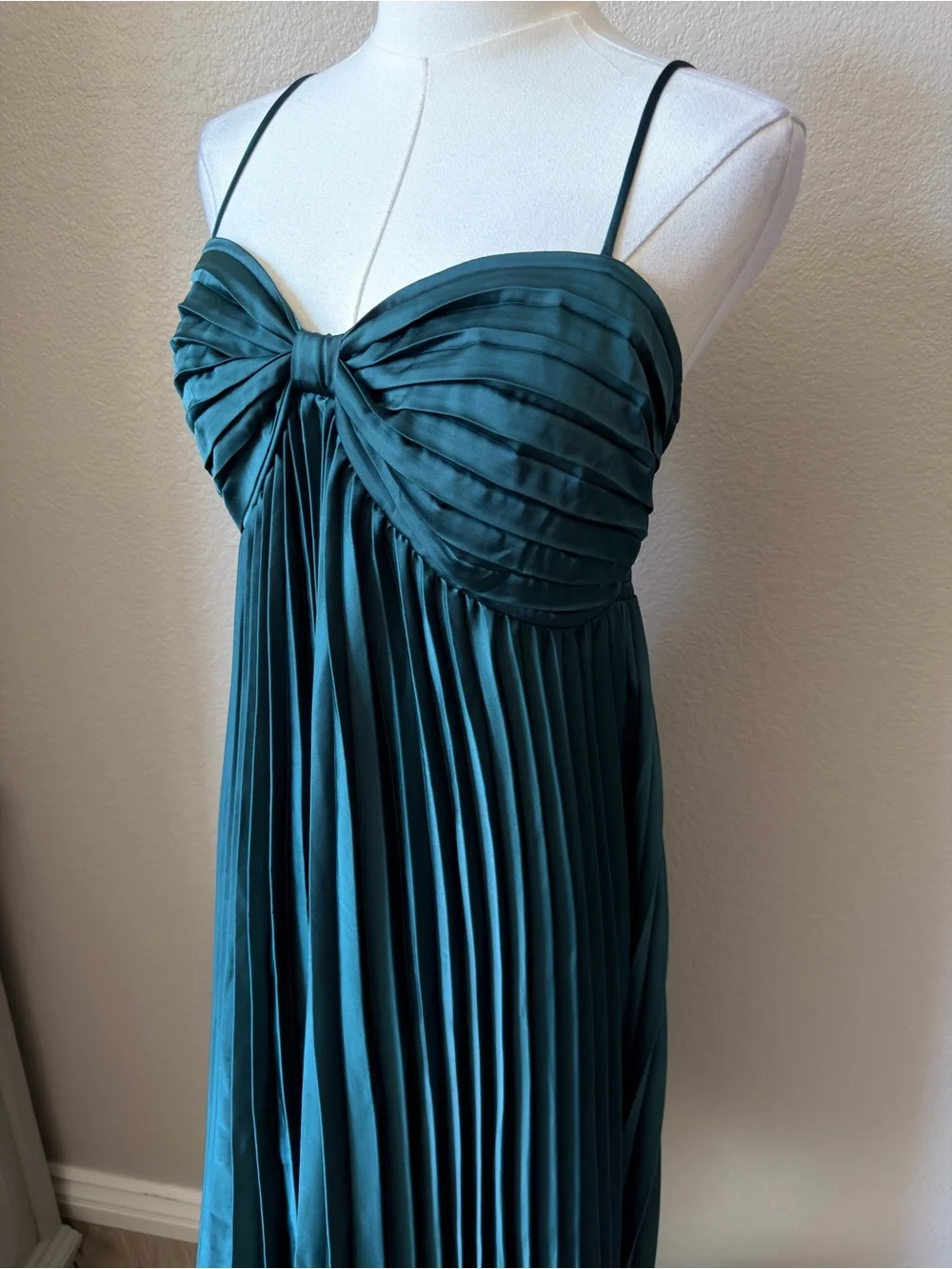 NWT Petal & Pup Vikki Emerald Green Pleated High-Low Slip Dress Size 8 - Picture 6 of 16